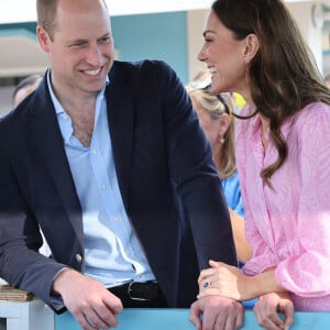 Le prince William, duc de Cambridge, et Catherine (Kate) Middleton, duchesse de Cambridge, visitent "Fish Fry" à Abaco, un lieu de rassemblement culinaire traditionnel des Bahamas qui se trouve sur toutes les îles des Bahamas, le huitième jour de leur tournée dans les Caraïbes au nom de la reine pour marquer son jubilé de platine. Abaco, le 26 mars 2022. 