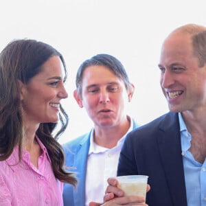 Le prince William, duc de Cambridge, et Catherine (Kate) Middleton, duchesse de Cambridge, visitent "Fish Fry" à Abaco, un lieu de rassemblement culinaire traditionnel des Bahamas qui se trouve sur toutes les îles des Bahamas, le huitième jour de leur tournée dans les Caraïbes au nom de la reine pour marquer son jubilé de platine. Abaco, le 26 mars 2022. 