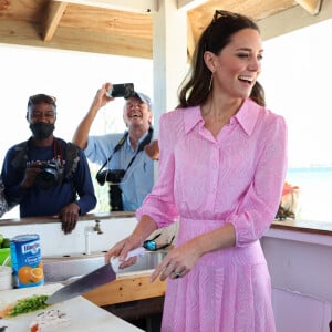 Le prince William, duc de Cambridge, et Catherine (Kate) Middleton, duchesse de Cambridge, visitent "Fish Fry" à Abaco, un lieu de rassemblement culinaire traditionnel des Bahamas qui se trouve sur toutes les îles des Bahamas, le huitième jour de leur tournée dans les Caraïbes au nom de la reine pour marquer son jubilé de platine. Abaco, le 26 mars 2022. 