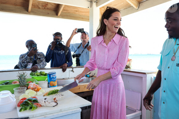 Le prince William, duc de Cambridge, et Catherine (Kate) Middleton, duchesse de Cambridge, visitent "Fish Fry" à Abaco, un lieu de rassemblement culinaire traditionnel des Bahamas qui se trouve sur toutes les îles des Bahamas, le huitième jour de leur tournée dans les Caraïbes au nom de la reine pour marquer son jubilé de platine. Abaco, le 26 mars 2022. 