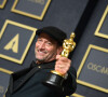 Troy Kotsur obtient l'Oscar du meilleur second rôle masculin pour sa prestation dans Coda lors de la 94ème édition de la cérémonie des Oscars à Los Angeles le 27 mars 2022.