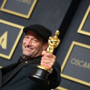 Troy Kotsur obtient l'Oscar du meilleur second rôle masculin pour sa prestation dans Coda lors de la 94ème édition de la cérémonie des Oscars à Los Angeles le 27 mars 2022.