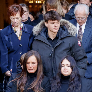 Nathalie Marquay et ses enfants Lou et Tom - La famille de Jean-Pierre Pernaut à la sortie des obsèques en la Basilique Sainte-Clotilde à Paris le 9 mars 2022. © Cyril Moreau/Bestimage