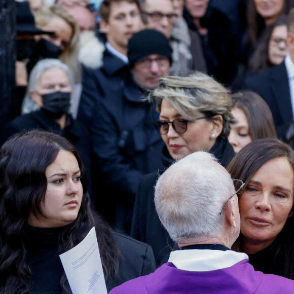 Nathalie Marquay et sa fille Lou - La famille de Jean-Pierre Pernaut à la sortie des obsèques en la Basilique Sainte-Clotilde à Paris le 9 mars 2022. © Cyril Moreau/Bestimage