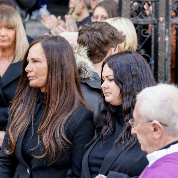 Nathalie Marquay et sa fille Lou, Léo (petit-fils de Jean-Pierre Pernaut) - La famille de Jean-Pierre Pernaut à la sortie des obsèques en la Basilique Sainte-Clotilde à Paris le 9 mars 2022. © Cyril Moreau/Bestimage