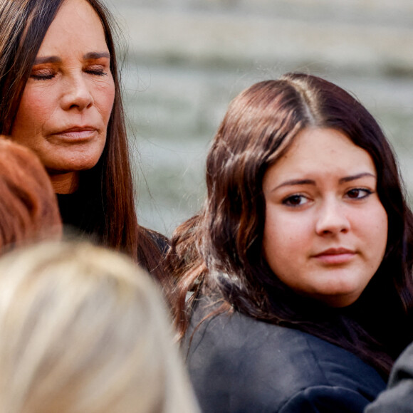 Nathalie Marquay et sa fille Lou - Obsèques de Jean-Pierre Pernaut en la Basilique Sainte-Clotilde à Paris le 9 mars 2022. © Cyril Moreau / Bestimage