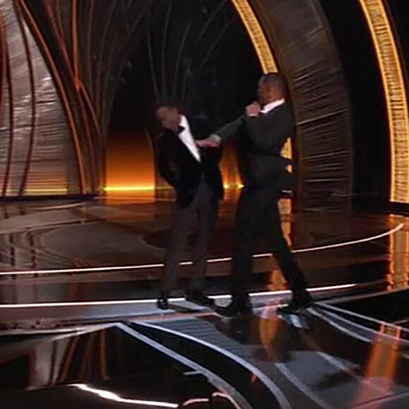 Moment de sidération aux Oscars 2022: Will Smith frappe Chris Rock sur scène le 27 mars 2022. Après une blague de Chris Rock sur Jada Pinkett Smith, la femme de Will Smith, ce dernier est monté sur la scène des Oscars pour gifler l'humoriste devant l'assemblée médusée. Une 94e cérémonie d'Oscars agitée.