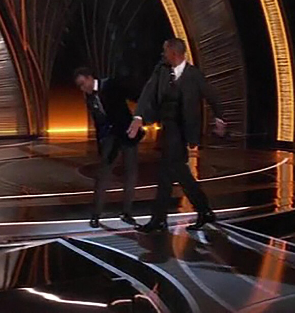 Moment de sidération aux Oscars 2022: Will Smith frappe Chris Rock sur scène le 27 mars 2022. Après une blague de Chris Rock sur Jada Pinkett Smith, la femme de Will Smith, ce dernier est monté sur la scène des Oscars pour gifler l'humoriste devant l'assemblée médusée. Une 94e cérémonie d'Oscars agitée.