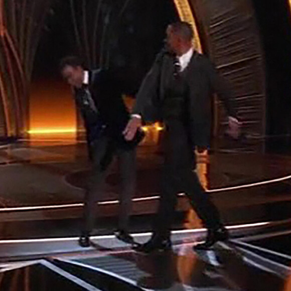 Moment de sidération aux Oscars 2022: Will Smith frappe Chris Rock sur scène le 27 mars 2022. Après une blague de Chris Rock sur Jada Pinkett Smith, la femme de Will Smith, ce dernier est monté sur la scène des Oscars pour gifler l'humoriste devant l'assemblée médusée. Une 94e cérémonie d'Oscars agitée.