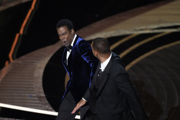 Will Smith giflant Chris Rock en direct lors des Oscars le 27 mars 2022 après une plaisanterie sur sa femme Jada Pinkett-Smith