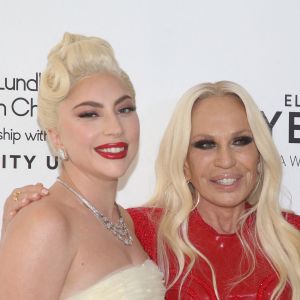 Lady Gaga et Donatella Versace au photocall de la soirée "Elton John AIDS Foundation" lors de la 94ème édition de la cérémonie des Oscars à Los Angeles, le 27 mars 2022.