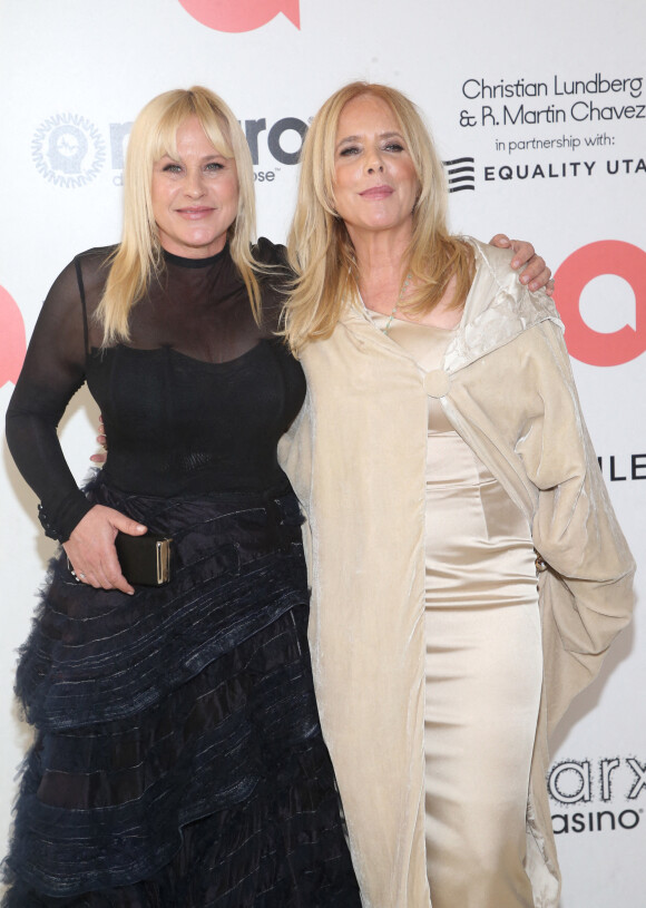 Patricia Arquette et Rosanna Arquette au photocall de la soirée "Elton John AIDS Foundation" lors de la 94ème édition de la cérémonie des Oscars à Los Angeles, le 27 mars 2022.