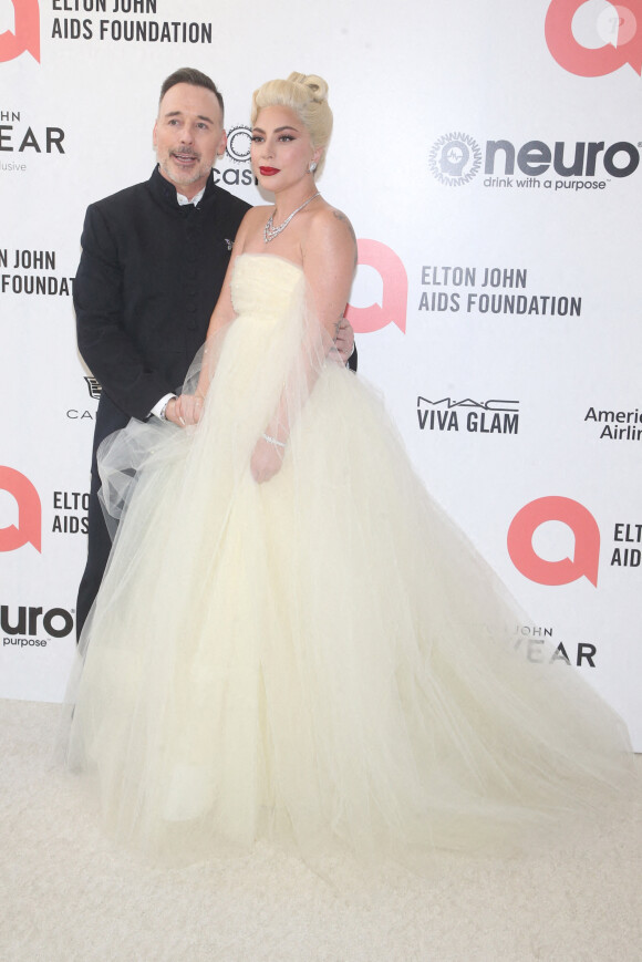 David Furnish et Lady Gaga au photocall de la soirée "Elton John AIDS Foundation" lors de la 94ème édition de la cérémonie des Oscars à Los Angeles, le 27 mars 2022.