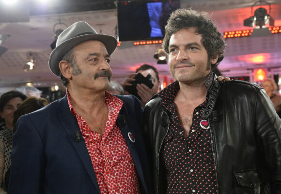 Louis Chedid et son fils le chanteur M (Matthieu Chedid) - Enregistrement de l'"mission "Vivement Dimanche" à Paris le 26 novembre 2013.