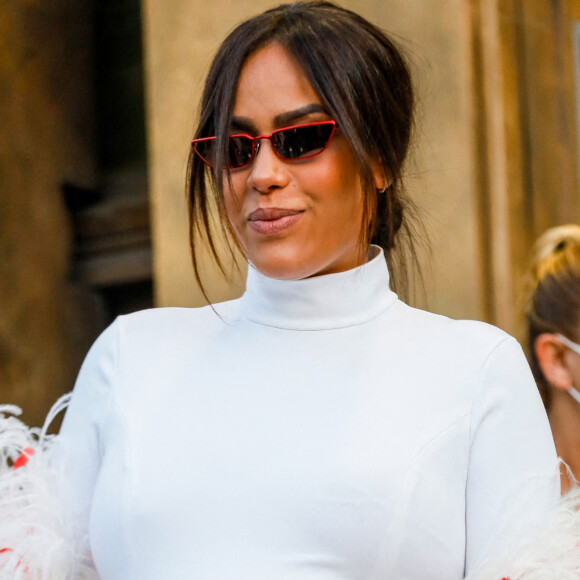 Amel Bent, enceinte, à la sortie du défilé femme Giambattista Valli Automne/Hiver 2022/2023 lors de la Fashion Week de Paris, France, le 7 mars 2022. © Veeren-Clovis/Bestimage
