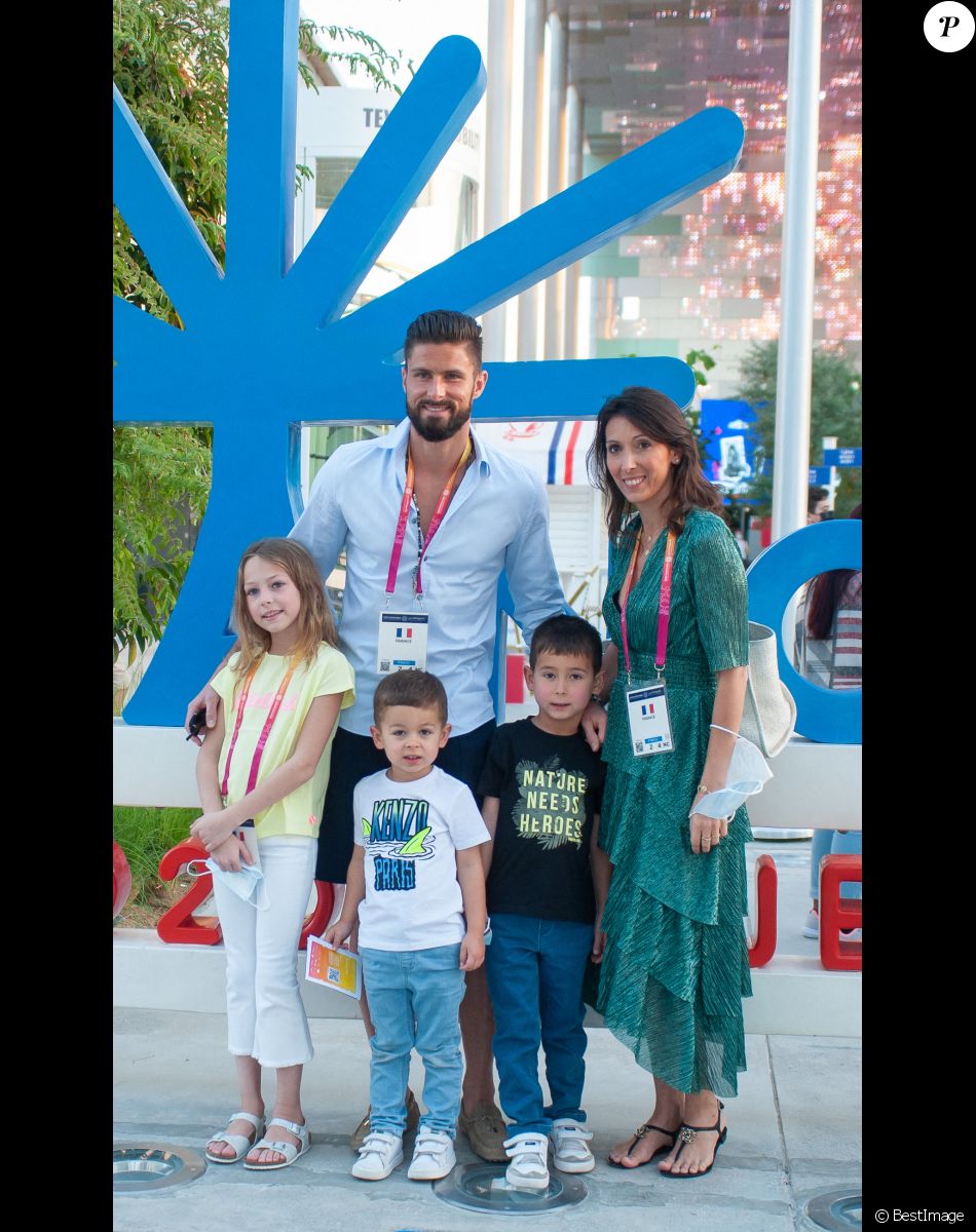 Exclusif - Olivier Giroud avec sa femme Jennifer et leurs enfants, Jade, Evan et Aaron, arrivent au Pavillon France à l'expo universelle Expo Dubaï, à Dubaï, Emirats Arabes Unis.