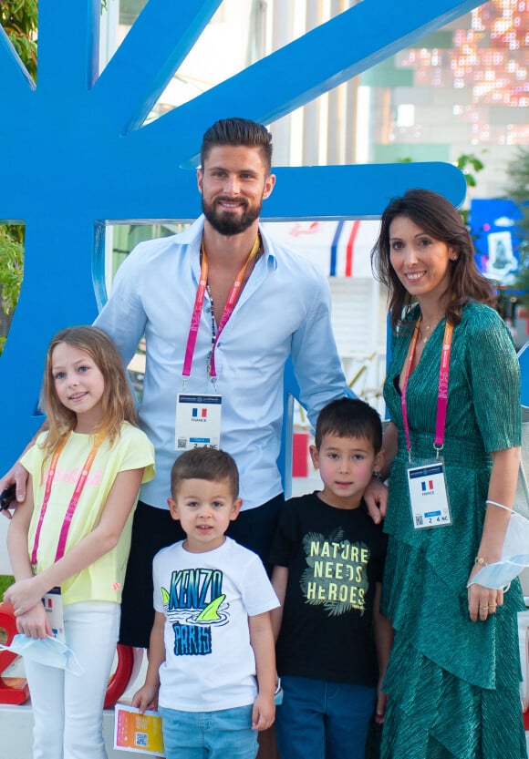 Exclusif - Olivier Giroud avec sa femme Jennifer et leurs enfants, Jade, Evan et Aaron, arrivent au Pavillon France à l'expo universelle Expo Dubaï 2020, à Dubaï, Emirats Arabes Unis, le 28 décembre 2021.