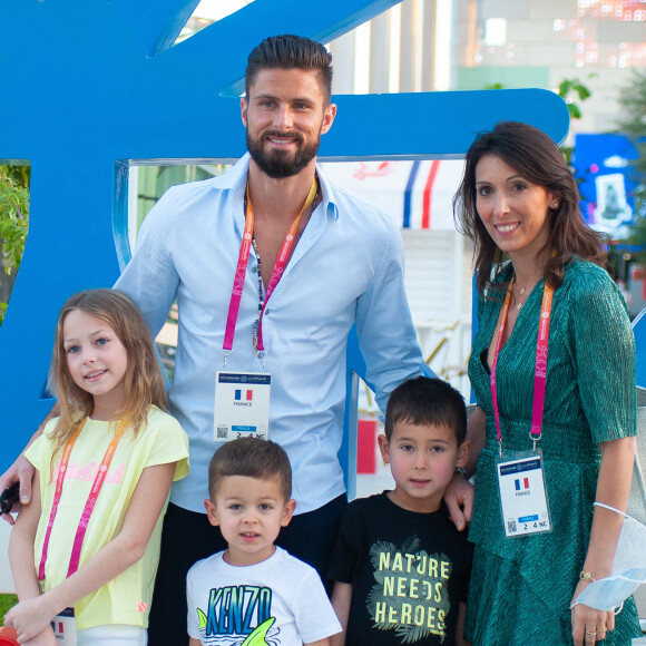 Exclusif - Olivier Giroud avec sa femme Jennifer et leurs enfants, Jade, Evan et Aaron, arrivent au Pavillon France à l'expo universelle Expo Dubaï 2020, à Dubaï, Emirats Arabes Unis, le 28 décembre 2021.