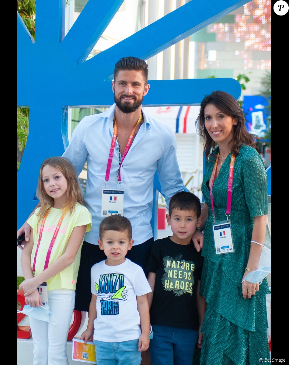 Exclusif - Olivier Giroud avec sa femme Jennifer et leurs enfants, Jade, Evan et Aaron, arrivent au Pavillon France à l'expo universelle Expo Dubaï 2020, à Dubaï, Emirats Arabes Unis, le 28 décembre 2021.