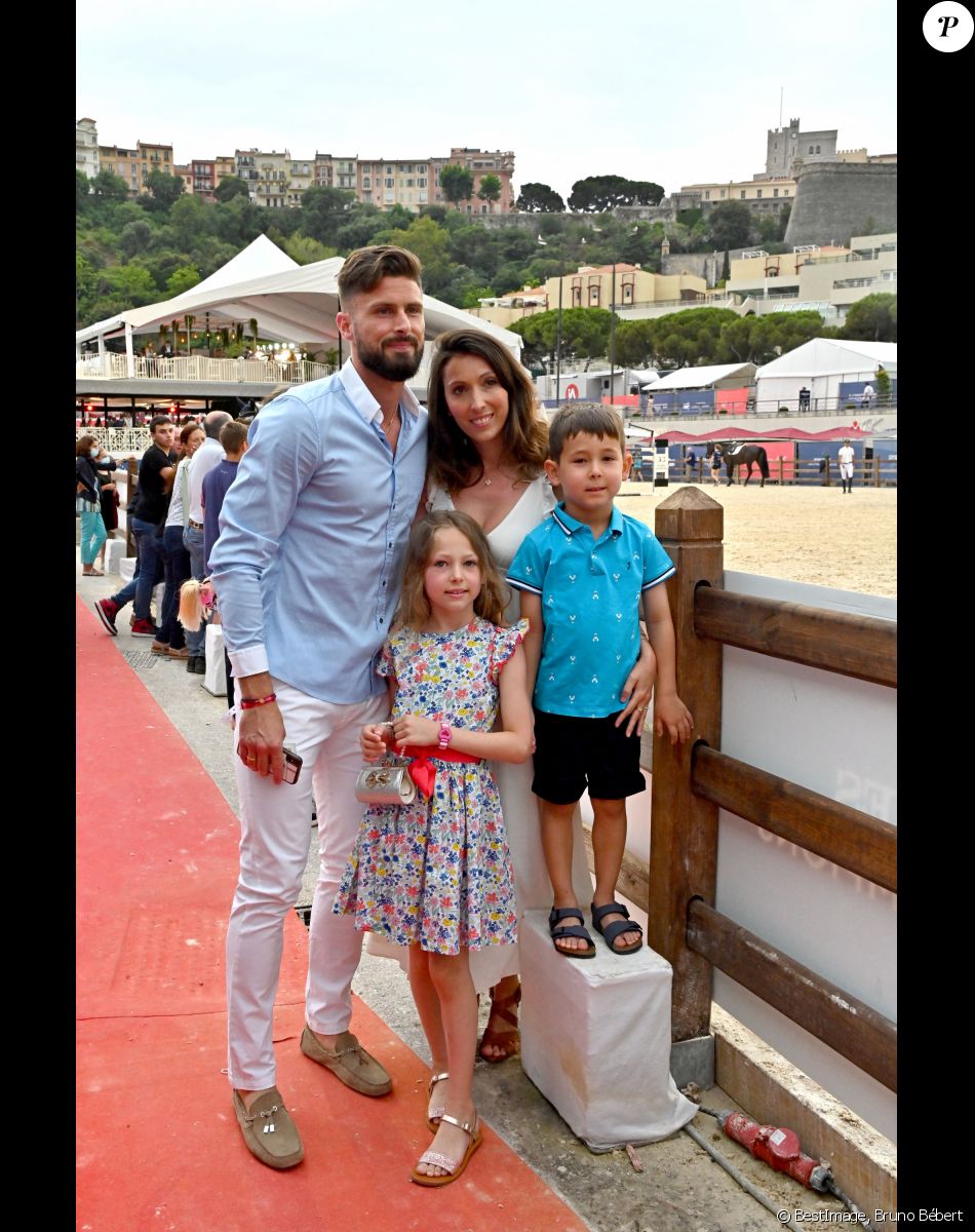 Olivier Giroud en famille avec sa femme Jennifer et leurs deux enfants, Jade et Evan, assistent à la remise du prix du Prince Souverain lors de la dernière journée de la 15ème édition du Longines Global Champions Tour Jumping International de Monaco, qui a lieu sur le port Hercule à Monaco. Monaco, le 3 juillet 2021. © Bruno Bébert/Bestimage