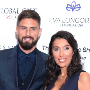 Olivier Giroud et sa femme Jennifer Giroud posent lors du photocall de la soirée Global Gift à Londres le 2 novembre 2018.