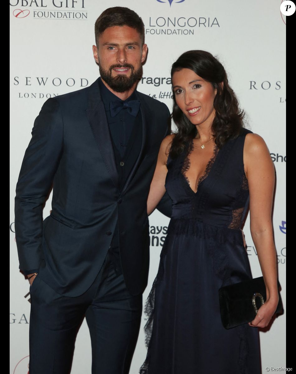 Olivier Giroud et sa femme Jennifer Giroud posent lors du photocall de la soirée Global Gift à Londres le 2 novembre 2018.