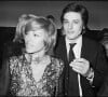 Alain Delon et sa femme Nathalie à la première du film "Doucement les basses" à Paris en 1971