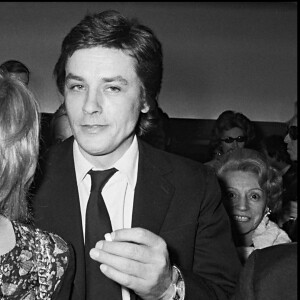 Alain Delon et sa femme Nathalie à la première du film "Doucement les basses" à Paris en 1971