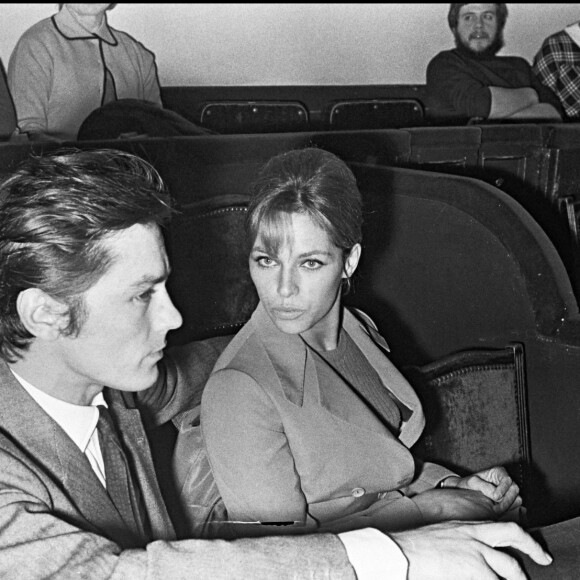 Alain Delon et sa femme Nathalie au concert de Léo Ferré en 1965