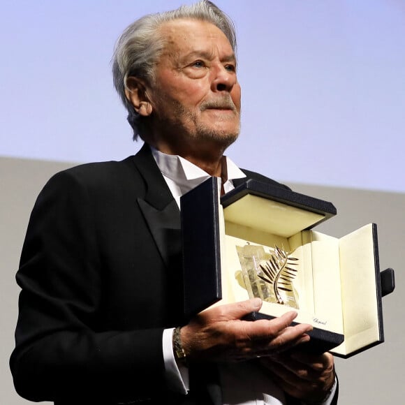 Alain Delon - Remise de la Palme d'Honneur à Alain Delon lors du 72ème Festival International du Film de Cannes. © Jacovides-Moreau / Bestimage 