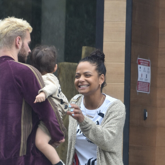 Matt Pokora, sa femme Christina Milian et leur fils Isaiah visitent des nouvelles maisons à Los Angeles, le 7 juin 2021.