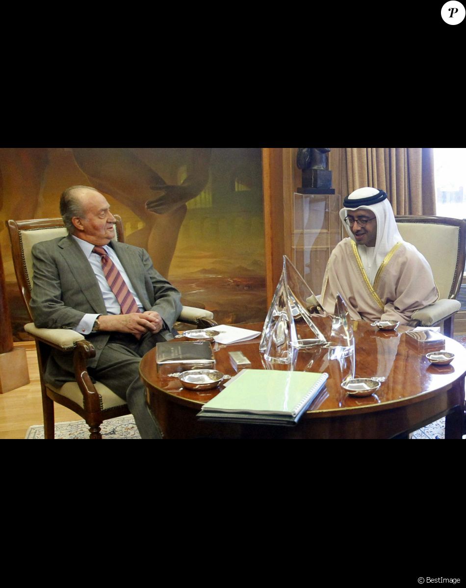 Le roi Juan Carlos reçoit le cheikh Abdullah Bin Zayed Al Nahyan des Émirats arabes unis, au palais de la Zarzuela à Madrid le 26 avril 2012.