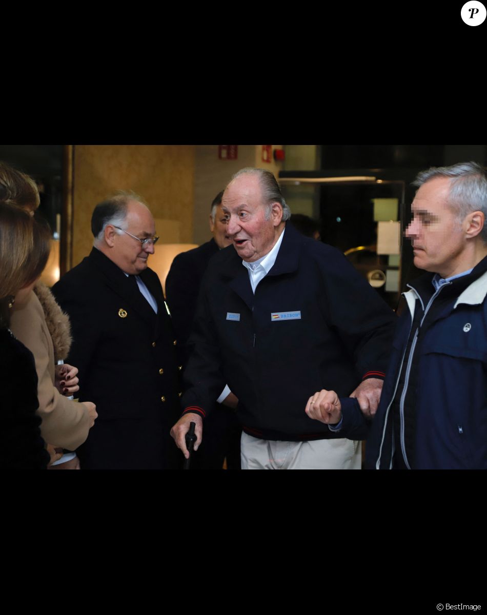Le roi Juan Carlos arrive aux régate de Sanxenxo le 16 novembre 2019.