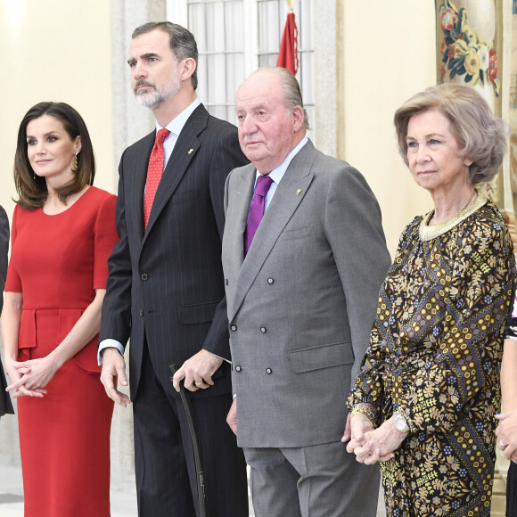 Le roi Felipe VI d'Espagne et son père le roi Juan Carlos Ier, avec la reine Letizia et la reine Sofia, le 10 janvier 2019 lors de la cérémonie des Prix nationaux du sport espagnol au palais du Pardo à Madrid.