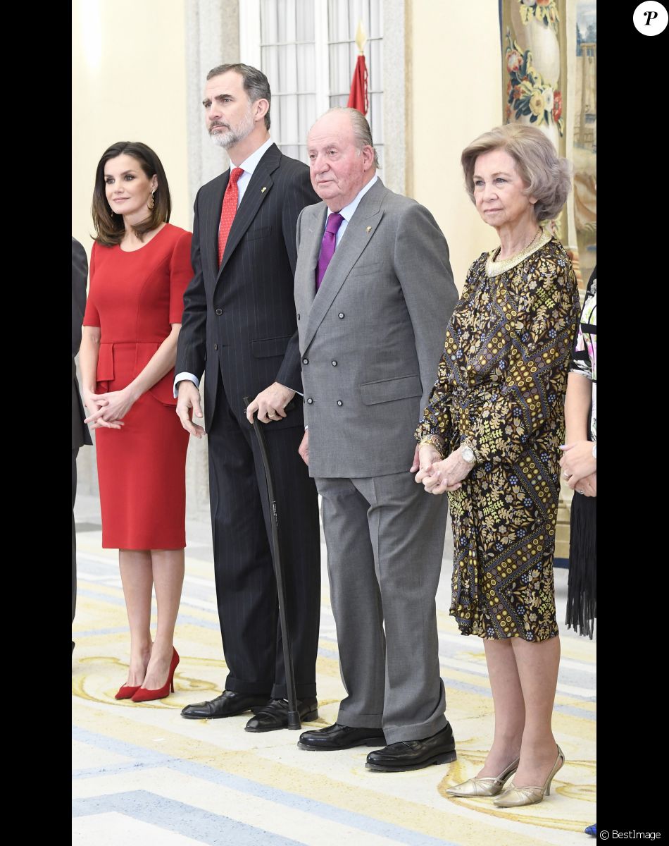 Le roi Felipe VI d'Espagne et son père le roi Juan Carlos Ier, avec la reine Letizia et la reine Sofia, le 10 janvier 2019 lors de la cérémonie des Prix nationaux du sport espagnol au palais du Pardo à Madrid.