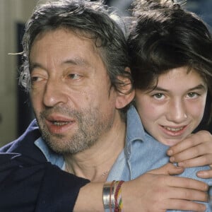 Serge Gainsbourg chez lui avec sa fille Charlotte, rue de Verneuil. © Michel Marizy via Bestimage