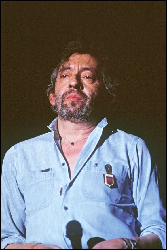 Archives - Serge Gainsbourg sur scène, en concert, au Festival des Francofolies de La Rochelle.