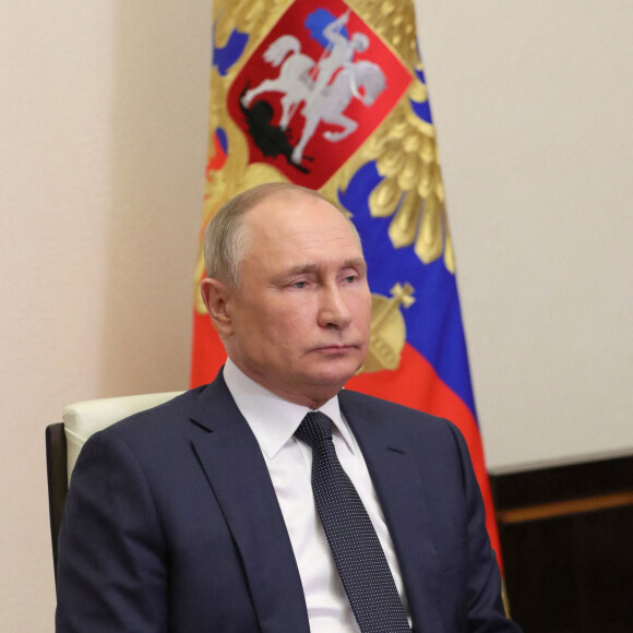 Le président russe Vladimir Poutine tient une réunion ad hoc avec les membres permanents du Conseil de sécurité russe par liaison vidéo depuis le Kremlin de Moscou, Russie, le 1er avril 2022. © Mikhail Klimentyev/Tass/Bestimage 