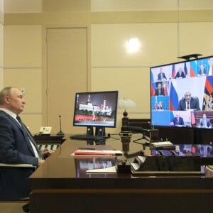 Le président russe Vladimir Poutine tient une réunion ad hoc avec les membres permanents du Conseil de sécurité russe par liaison vidéo depuis le Kremlin de Moscou, Russie, le 1er avril 2022. © Mikhail Klimentyev/Tass/Bestimage 