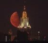 Illustration d'une lune rouge au dessus du Kremlin à Moscou, le 25 mars 2022. 