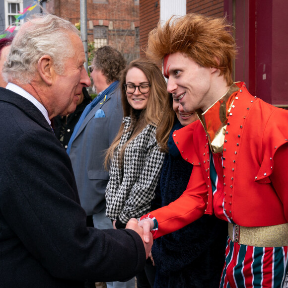 Le prince Charles sur le tournage de la série "EastEnders" dans les studios BBC à Elstree. Le 31 mars 2022 