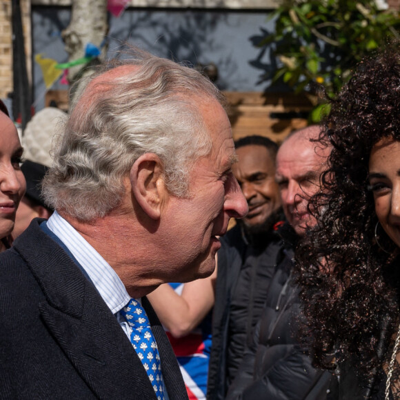 Le prince Charles sur le tournage de la série "EastEnders" dans les studios BBC à Elstree. Le 31 mars 2022 