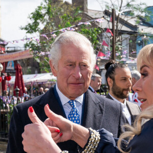 Le prince Charles sur le tournage de la série "EastEnders" dans les studios BBC à Elstree. Le 31 mars 2022 