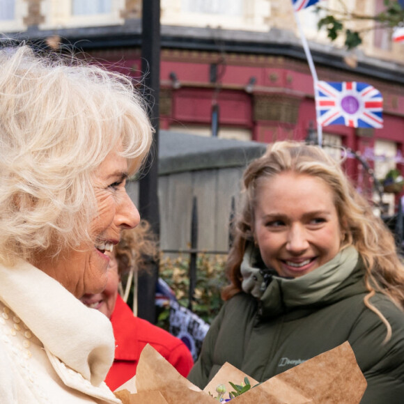 Camilla Parker Bowles, duchesse de Cornouailles, sur le tournage de la série "EastEnders" dans les studios BBC à Elstree. Le 31 mars 2022 