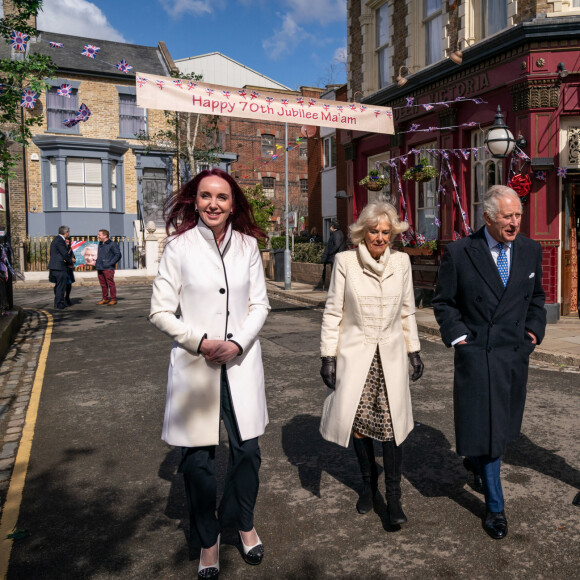 Le prince Charles et Camilla Parker Bowles, duchesse de Cornouailles, sur le tournage de la série "EastEnders" dans les studios BBC à Elstree. Le 31 mars 2022 