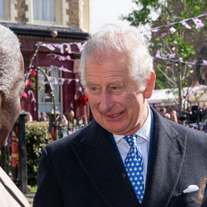 Le prince Charles sur le tournage de la série "EastEnders" dans les studios BBC à Elstree. Le 31 mars 2022 