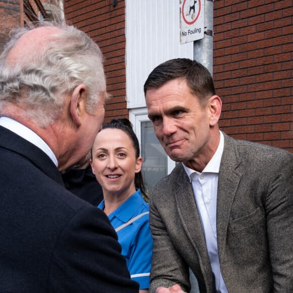 Le prince Charles sur le tournage de la série "EastEnders" dans les studios BBC à Elstree. Le 31 mars 2022 