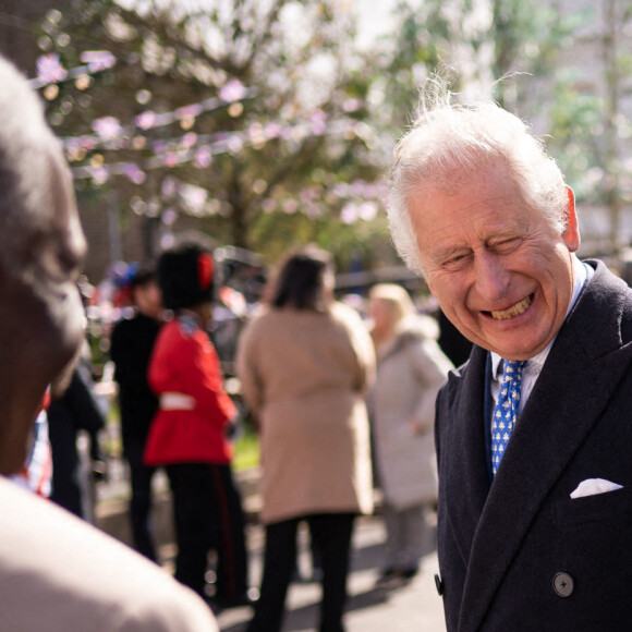 Le prince Charles sur le tournage de la série "EastEnders" dans les studios BBC à Elstree. Le 31 mars 2022 