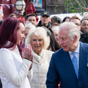 Le prince Charles et Camilla Parker Bowles, duchesse de Cornouailles, sur le tournage de la série "EastEnders" dans les studios BBC à Elstree. Le 31 mars 2022 