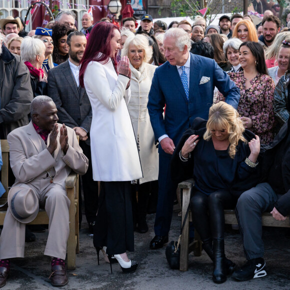 Le prince Charles et Camilla Parker Bowles, duchesse de Cornouailles, sur le tournage de la série "EastEnders" dans les studios BBC à Elstree. Le 31 mars 2022 
